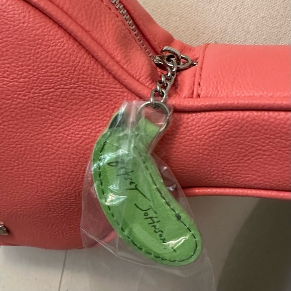 NEW BETSEY JOHNSON PICKLEBALL CHAMPIONSHIP CROSSBODY PADDLE BAG PICKLE ZIP PULL - Picture 4 of 13